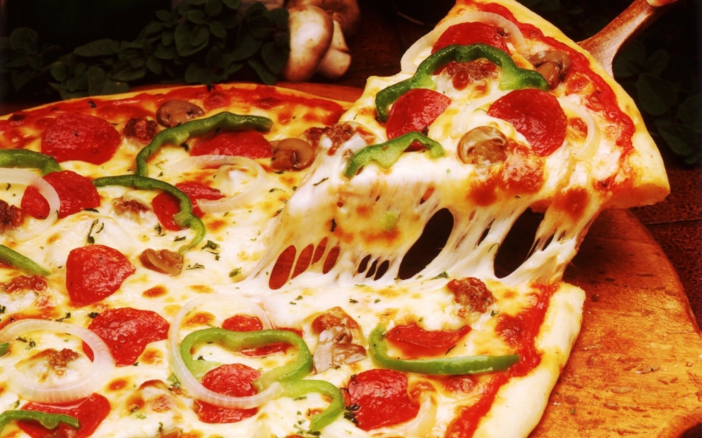 Pizza with mushrooms, green pepper, onions and pepperoni