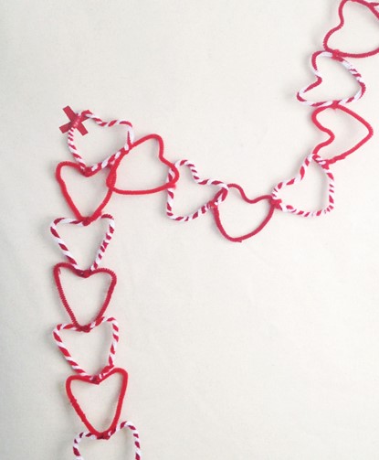pipe cleaners shaped into hearts and connected as a garland