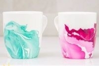 white mug marbled mint green and the other in pink